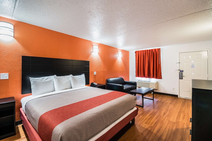 Room 9 of 33