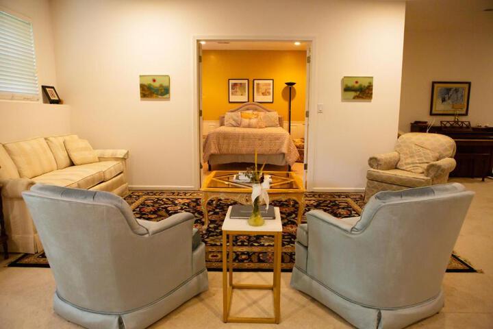 Beautiful Parkside Suite