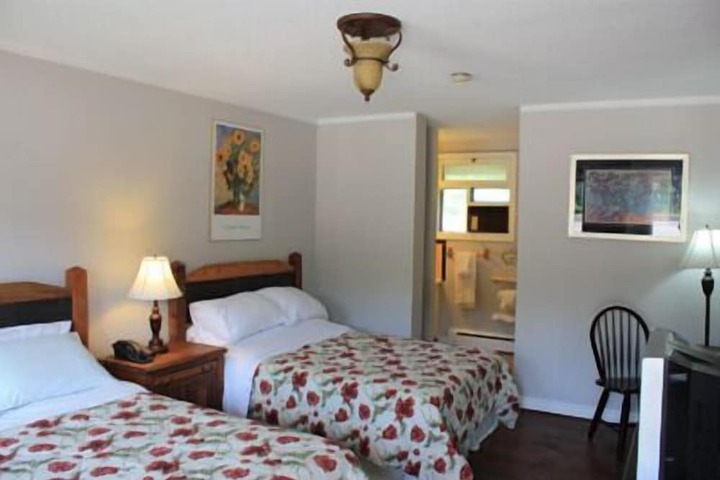 Room 6 of 12