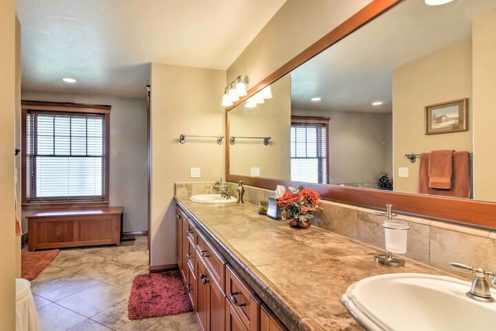 Custom Home w / Decks in Boulder! Gateway to Parks!