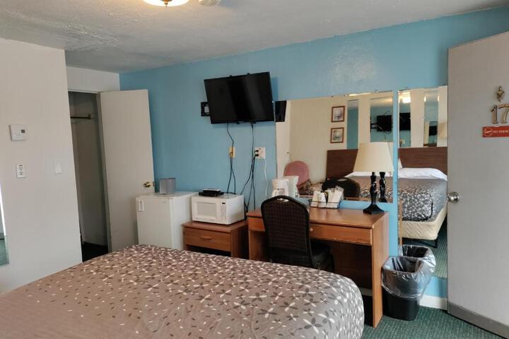 Eight Bar B Motel