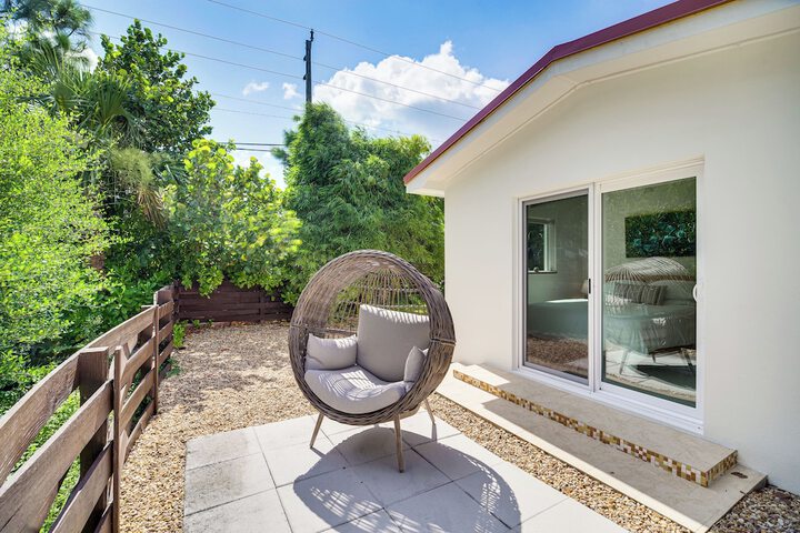 Private Oasis w / Pool: Walk to Melbourne Beach!