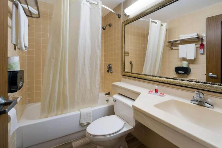 Perry Inn & Suites National Fairground I 75