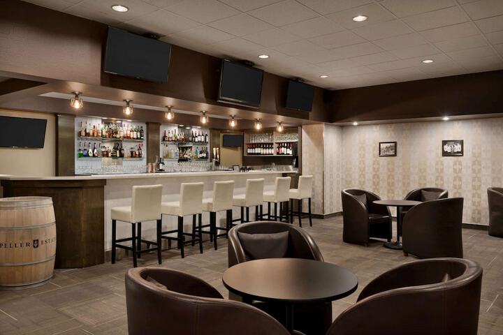 Lounge 67 of 76