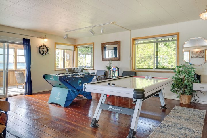 Waterfront Coos Bay Retreat w / Kayaks!