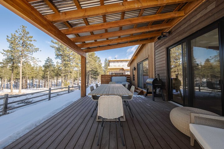 Wilderness Club Nest Modern Cabin Retreat for 9 w / Hot Tub