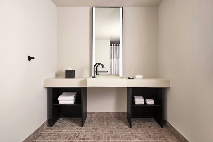 Room 12 of 104