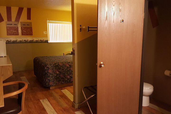 Earth Inn Motel
