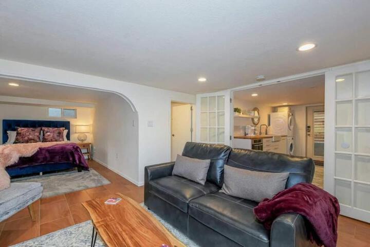 Private Basement Suite w Hot Tub