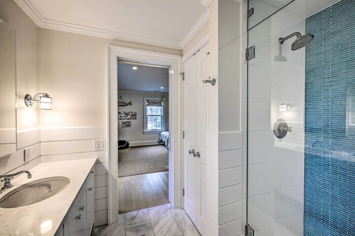 Shelter Island Retreat w / Outdoor Pool!