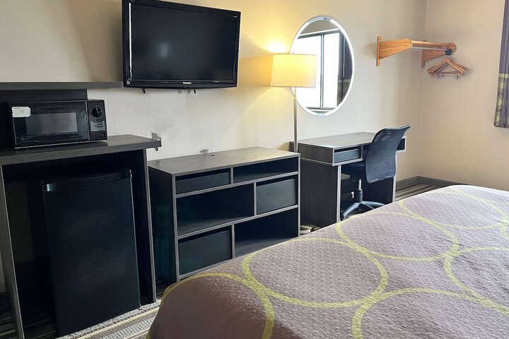 Room 4 of 18