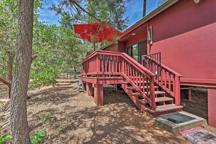 Furnished Deck: Romantic Strawberry / pine Studio!