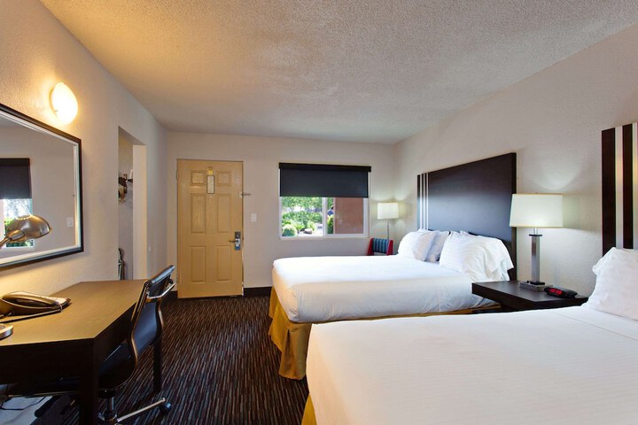 Room 10 of 12