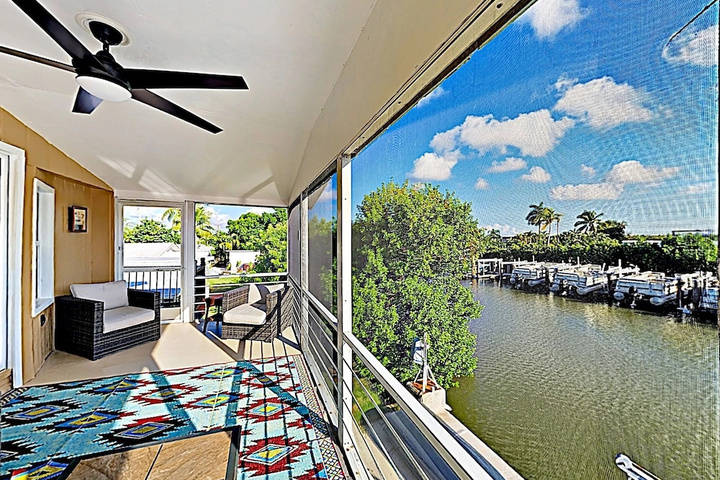 Canal-side W / Private Dock Boats & Bikes 2 Bedroom Duplex