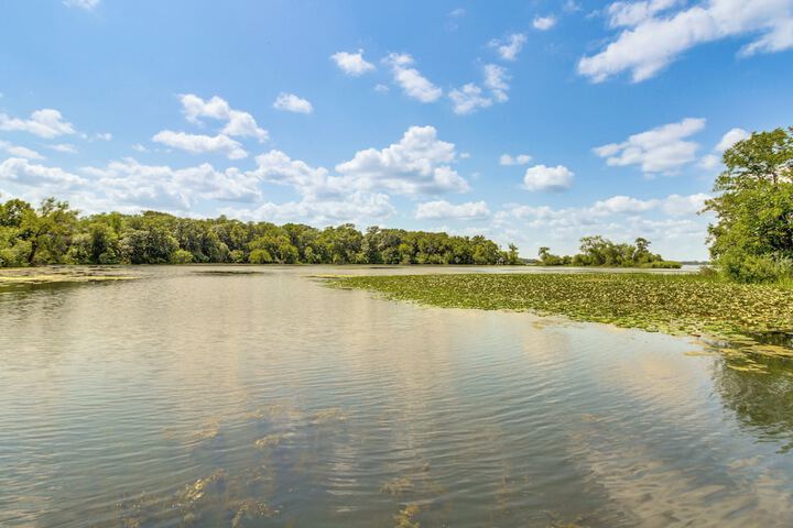 Private Lakefront Cabin w / Hot Tub Deck & Views