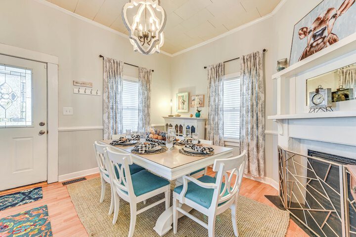 the Farmhouse in Fort Lawn w / Fire Pit & Deck!