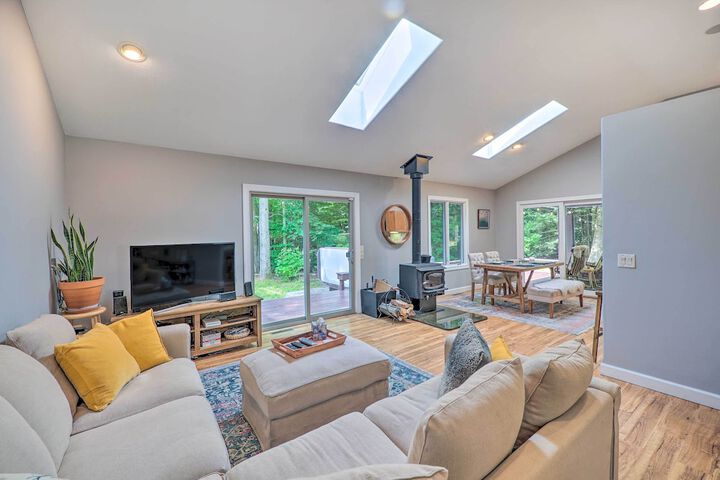 Cozy Whitehall Hideaway w / Hot Tub + Chiminea!
