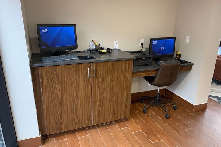 Business Center 52 of 54