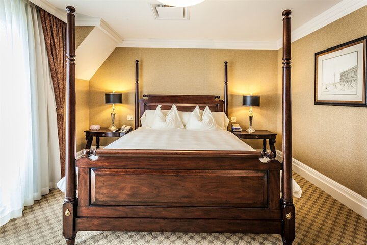 Room 73 of 118