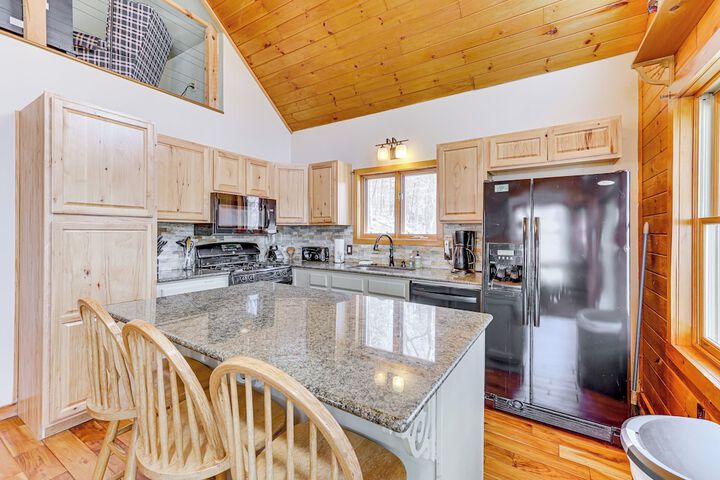 Jeffersonville Home w / Deck Near Hiking & Climbing