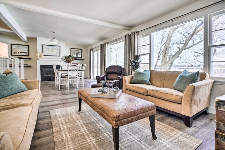 Cozy Plymouth Cottage w / Medicine Lake View!