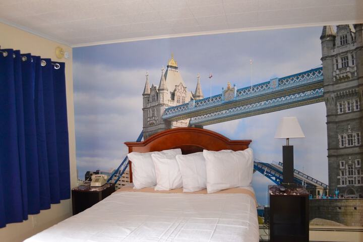 Room 7 of 12
