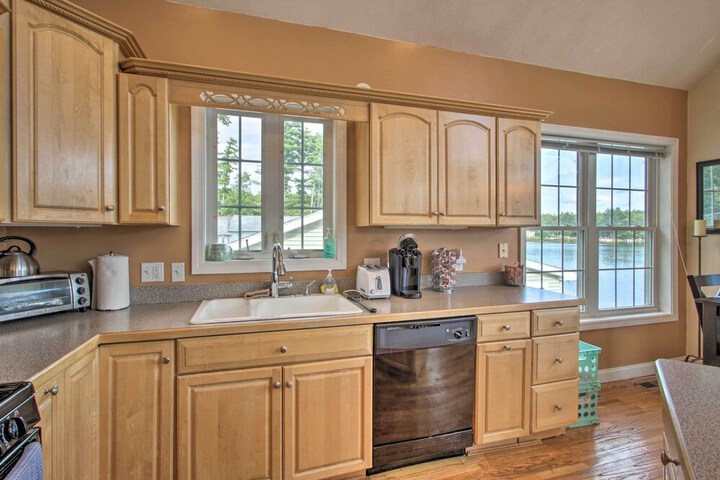 Waterside Haven on Milton Pond w / Deck & Boat Dock