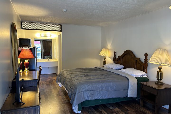 Room 6 of 8