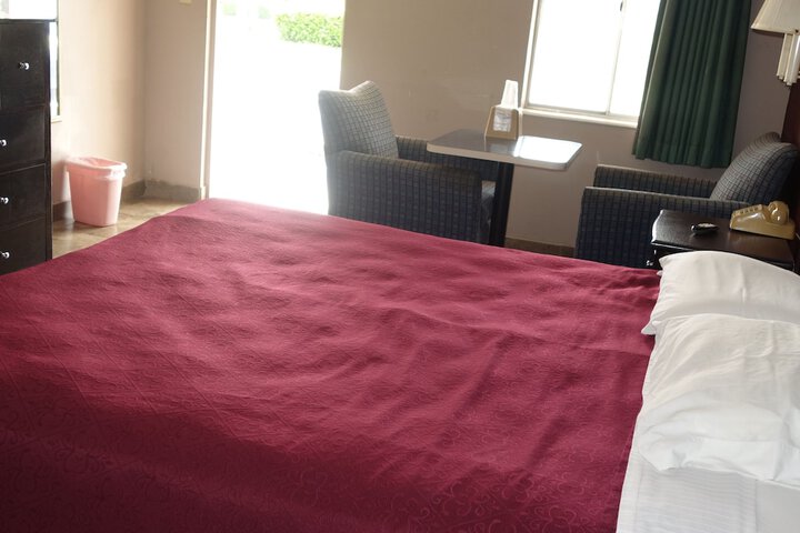 Room 9 of 18