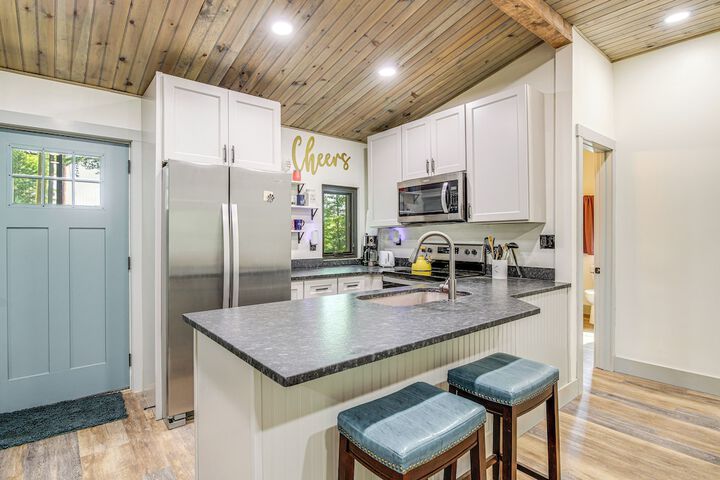 Dandridge Home on Douglas Lake w / Hot Tub & Dock!