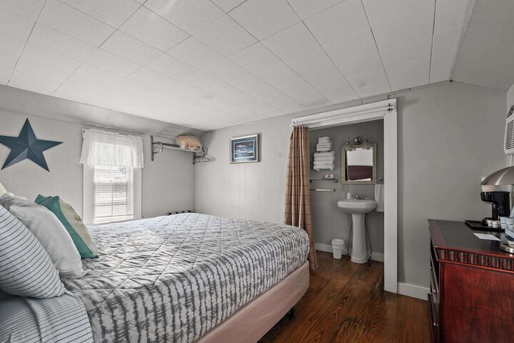 Room 42 of 74
