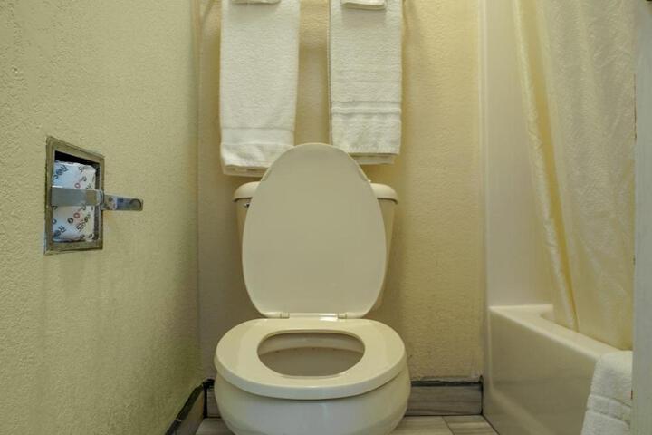 EXECUTIVE INN AND SUITES