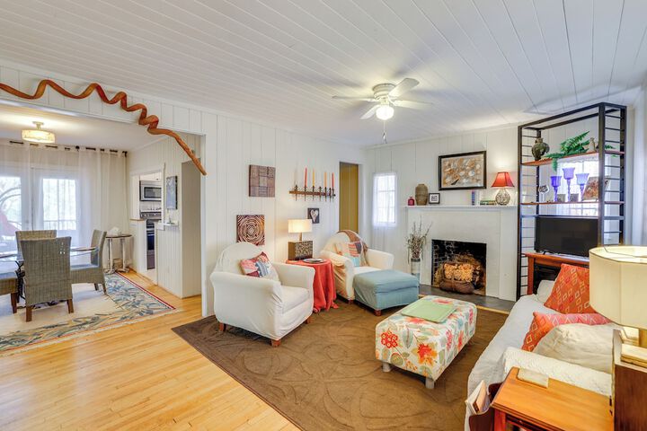 Unwind Fireside & Walk to Dtwn! Tyron Retreat