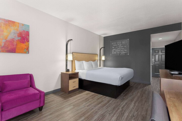 Room 10 of 29