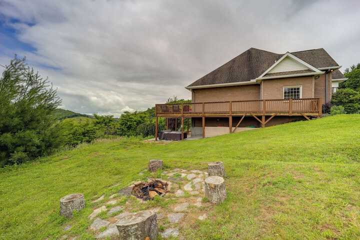 Classy Home w / Hot Tub + Mt. Jefferson Views!