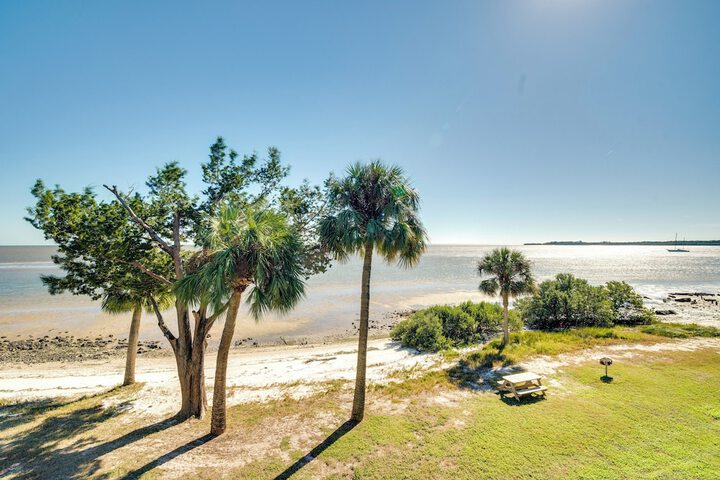 Cedar Key Condo w / Balcony & Gulf Views!