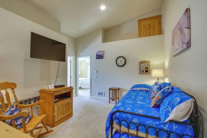 Quiet Waterfront Escape w / Hot Tub & Beach Access!