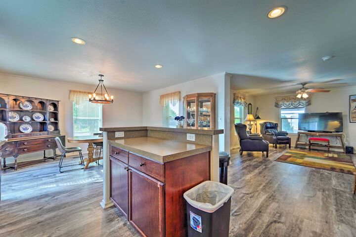 Peaceful Portales Escape w / Patio & Grill!