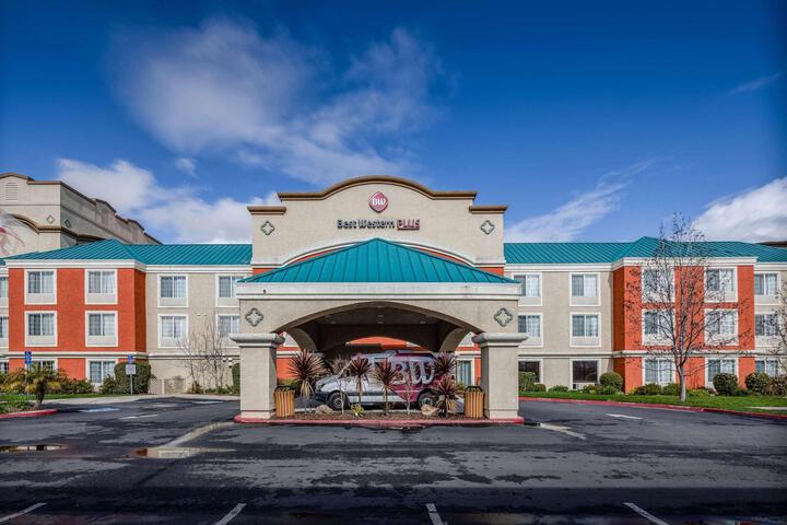 Best Western Plus Airport Inn Suites