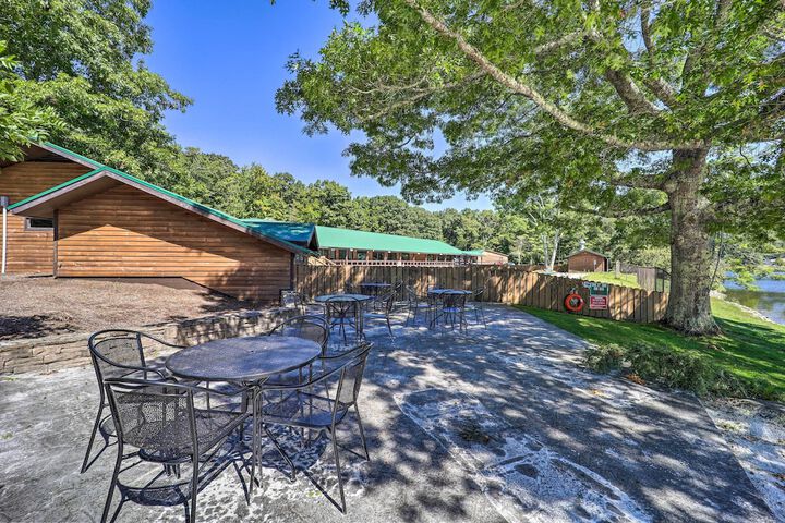 Lake & Pool Access! Outdoorsy Getaway in Newland