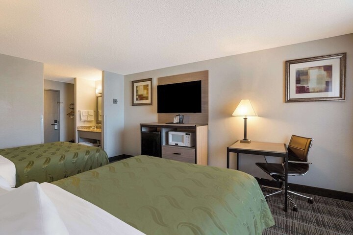 Room 33 of 40