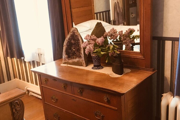 Old Iron Inn Bed and Breakfast