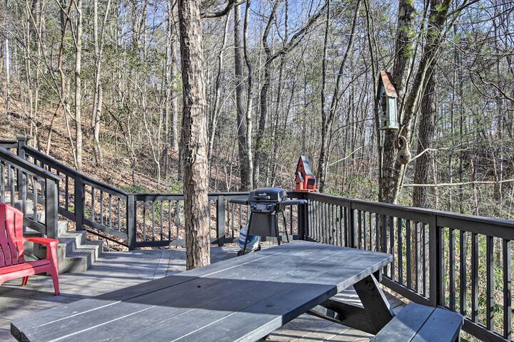 Cozy & Quiet Studio w / Porch Near Scenic Railway!