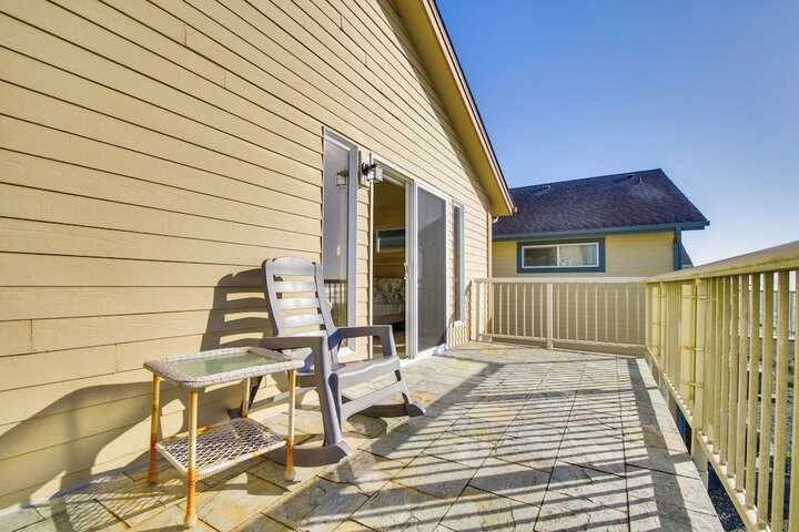 Quiet Waterfront Escape w / Hot Tub & Beach Access!