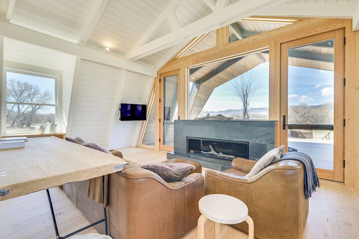 Riverfront Montana Retreat - Deck Fire Pit & Pond