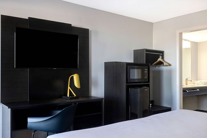 Room 9 of 18