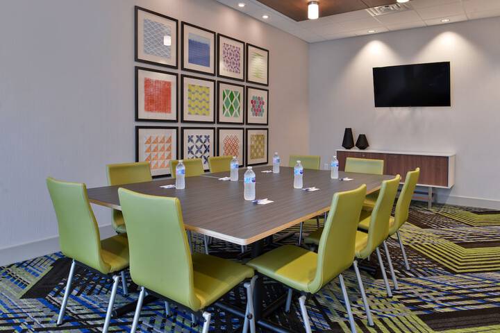 Holiday Inn Express & Suites Marshalltown by IHG