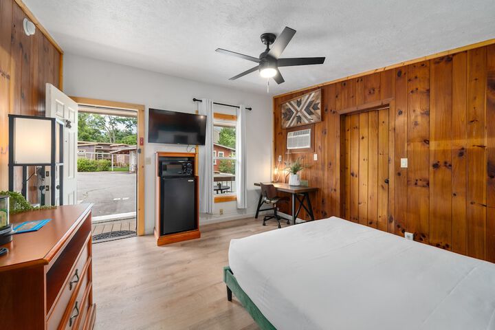CedarWood Inn