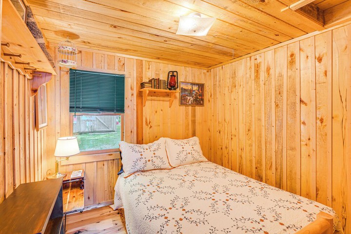 Waterfront Maine Vacation Rental w / Private Dock