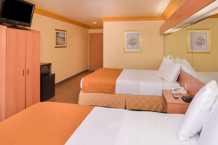 Room 6 of 8